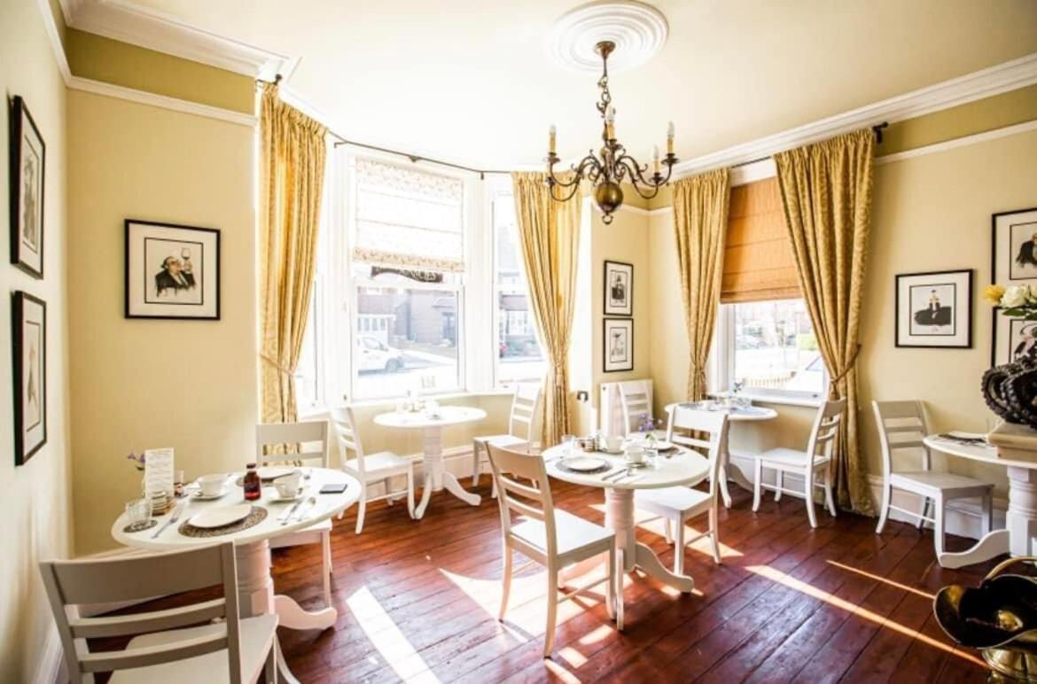 Abbotsleigh Of Whitby Bed & Breakfast Ngoại thất bức ảnh